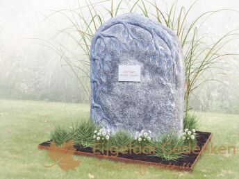 Kort grafmonument met uitgehakte boom