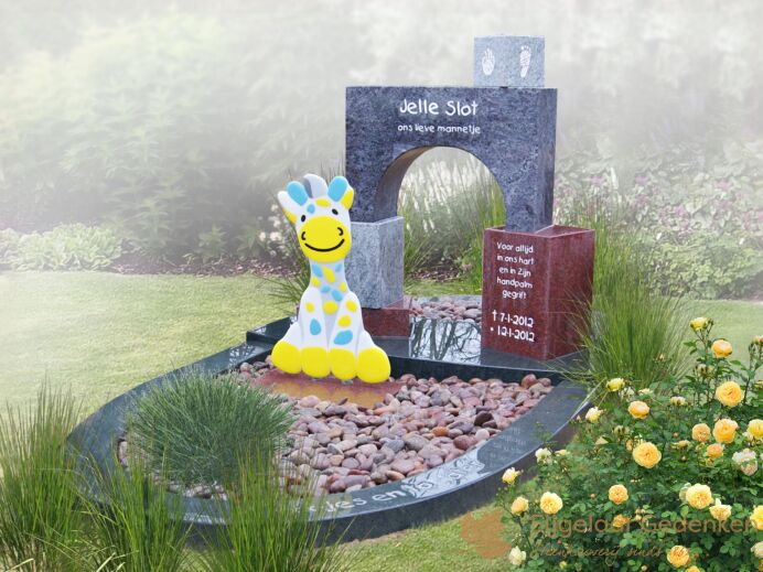 Kort kindermonument met speelblokken en giraf foto 1