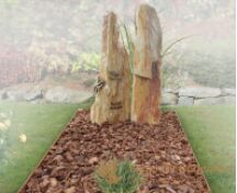 Versteend hout zuilen grafmonument foto 2