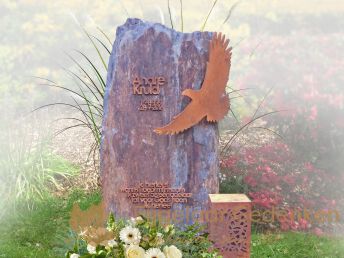 Leisteen grafsteen met vogel van Cortenstaal