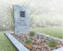 Lichte grafsteen met bronzen roosjes foto 1