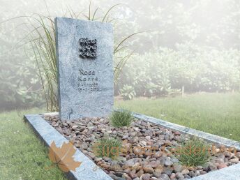 Lichte grafsteen met bronzen roosjes