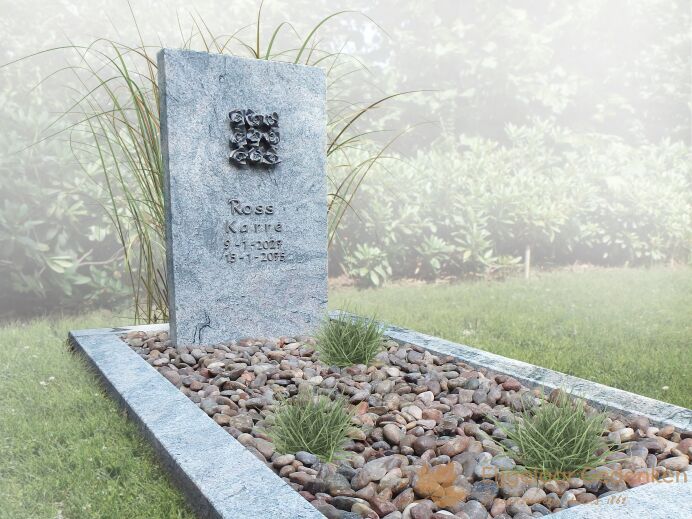 Lichte grafsteen met bronzen roosjes foto 1