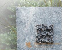 Lichte grafsteen met bronzen roosjes foto 2