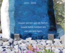 Lichte ruwe gedenksteen en blauw glas foto 3