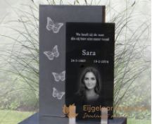 Matgrijs grafmonument met zwart glas foto 2