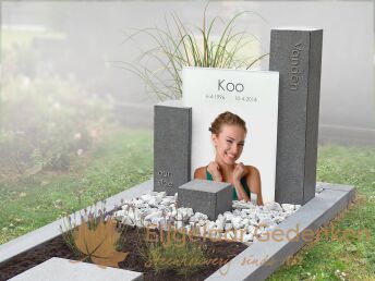 Modern zuilen gedenkteken met foto op glas