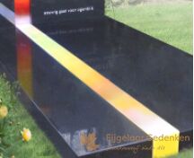 Moderne grafsteen met glasfusing kruis foto 3