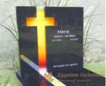 Moderne grafsteen met glasfusing kruis foto 2