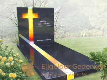 Moderne grafsteen met glasfusing kruis