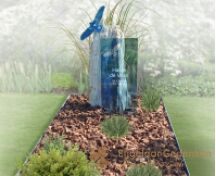 Natuurlijk gedenkteken met blauwe glazen vogel foto 1