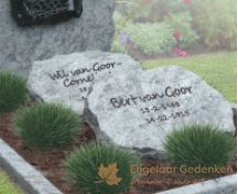 Grafsteen met glazen letterplaat foto 3