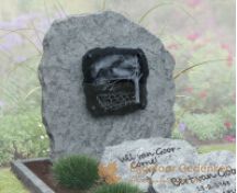 Grafsteen met glazen letterplaat foto 2