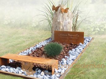 Natuurlijk grafmonument met cortenstaal vlinders