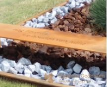 Natuurlijk grafmonument met cortenstaal vlinders foto 4