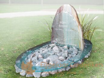 Natuurlijk grafmonument met gesmolten glas