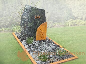 Natuurlijk kindermonument met konijntje