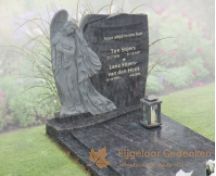 Natuursteen grafmonument met uitgehakte engel foto 2