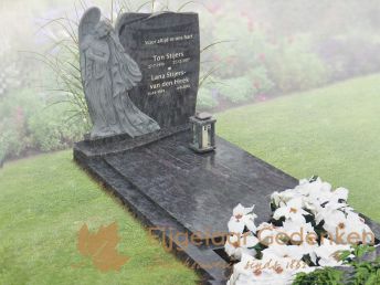 Natuursteen grafmonument met uitgehakte engel