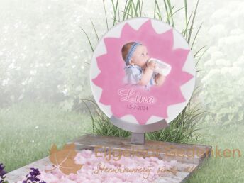 Roze grafmonument voor een baby