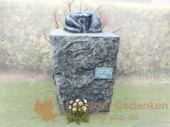 Ruwe grafsteen met beeld