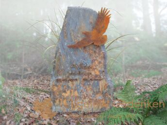 Ruwe grafsteen met vogel van cortenstaal