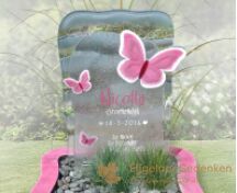 Speels grafmonument met roze vlinders foto 2