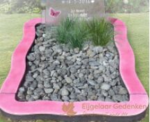 Speels grafmonument met roze vlinders foto 3