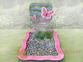 Speels grafmonument met roze vlinders