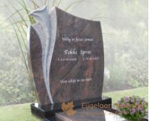 Traditioneel grafmonument met handwerk aronskelk foto 2