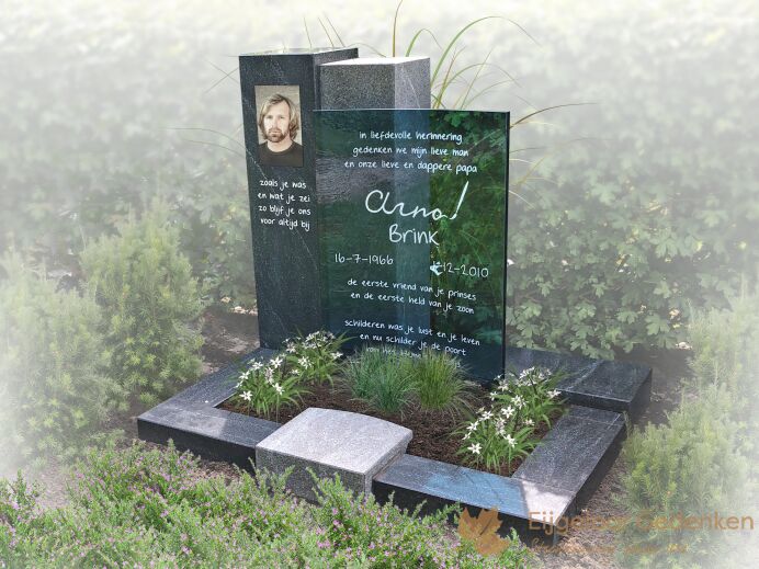 Urnmonument met natuursteen zuilen en glas foto 1