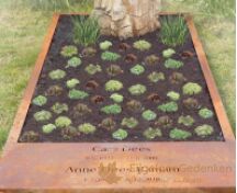 Versteend hout met cortenstaal grafmonument foto 4