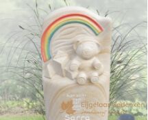 Zandkleurige kindergrafsteen met regenboog foto 3