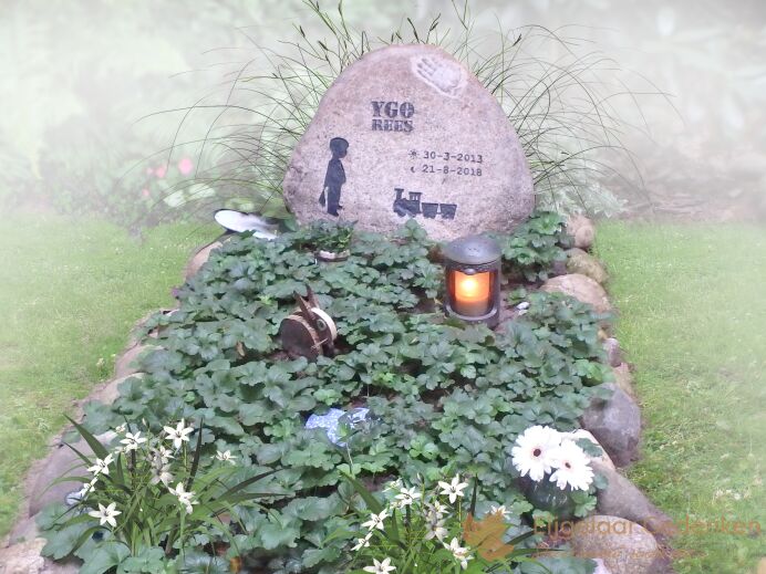 Zwerfkeien kindergrafmonument foto 1